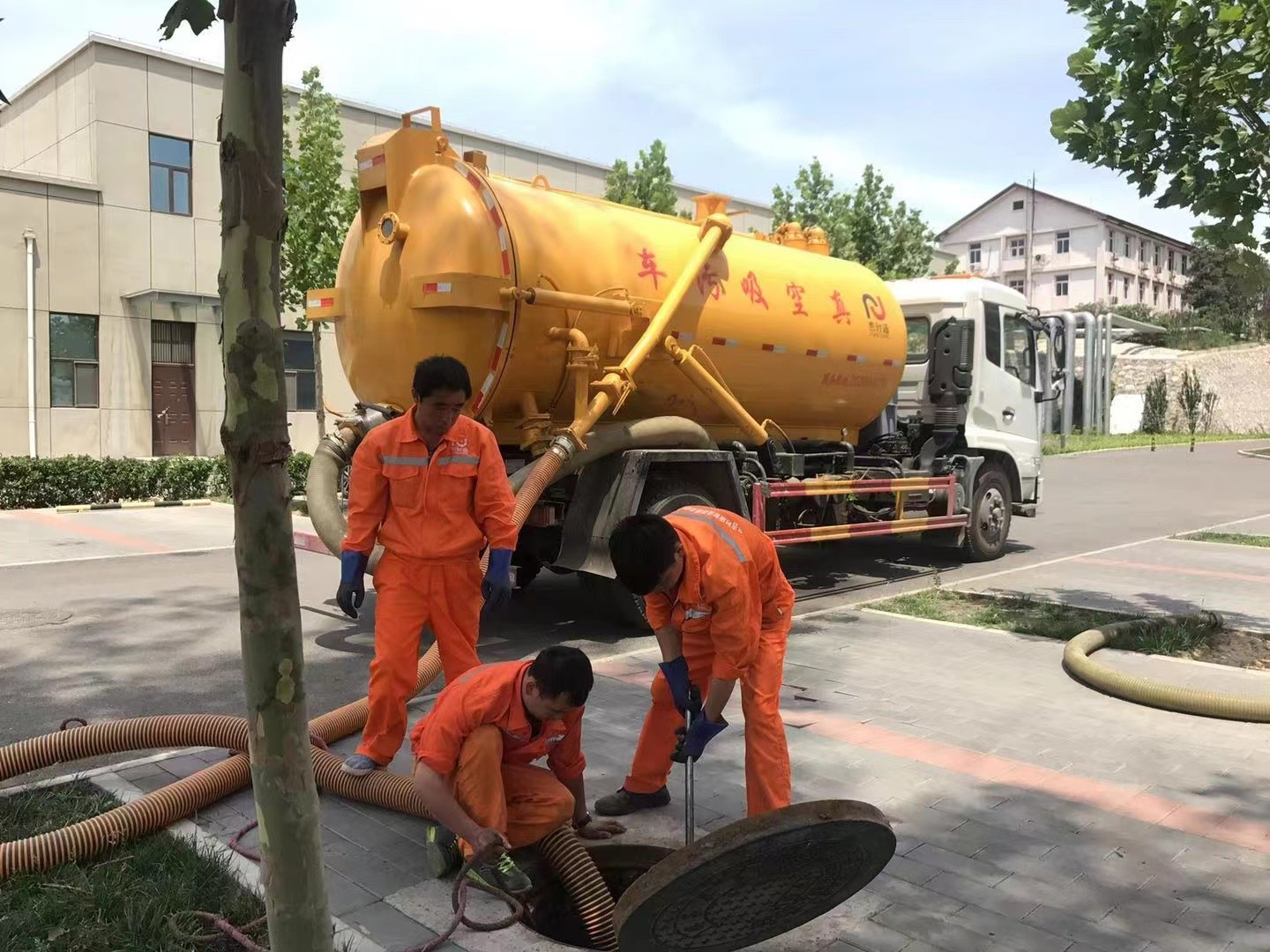 同安管道疏通车停在窨井附近